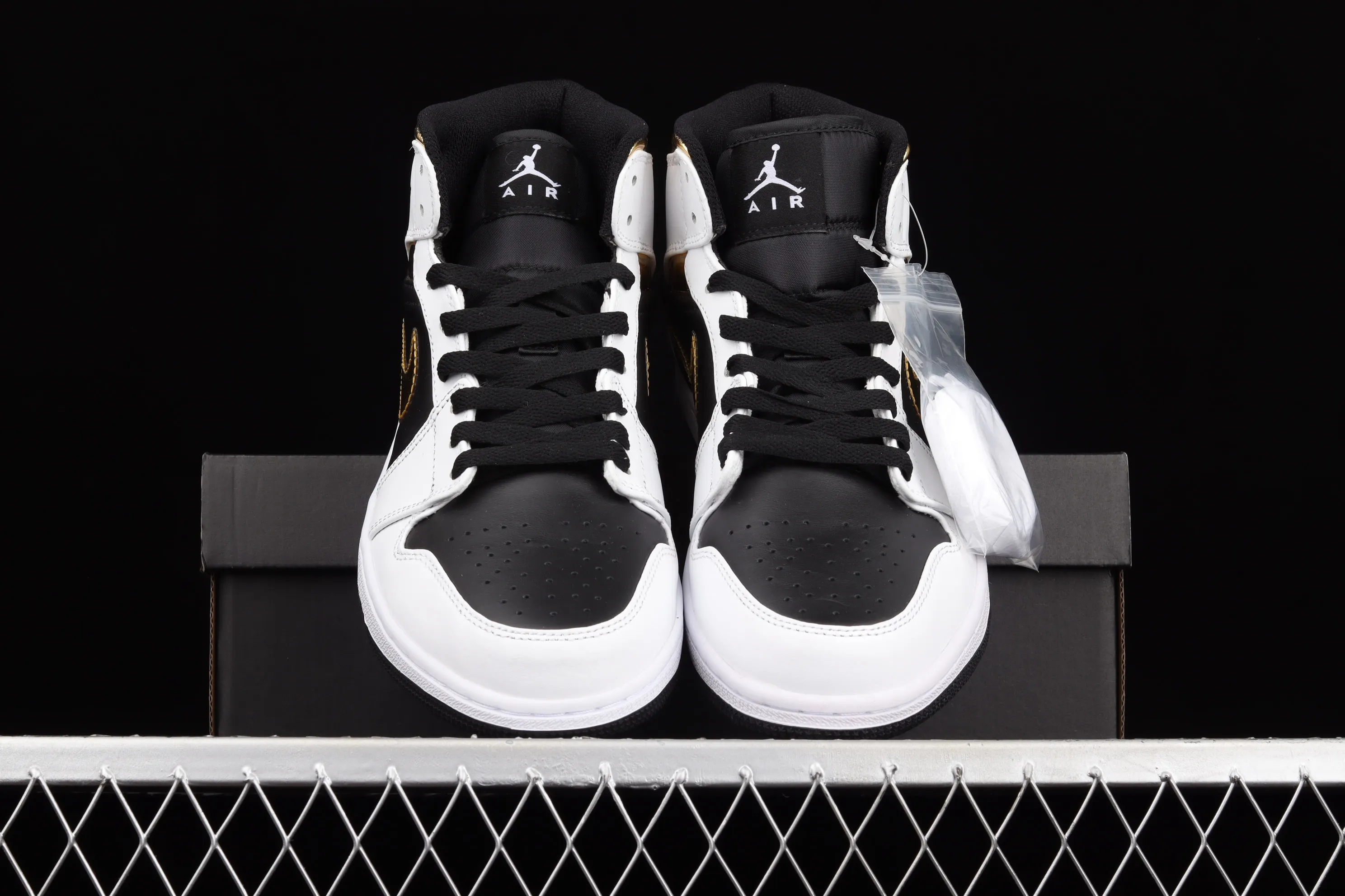All categories Air Jordan Jordan series basketball shoes Air Jordan 1 Mid Air Jordan 1 Mid SE AJ1 Joe 1 white black gold Zhongbang basketball shoes 554724-190